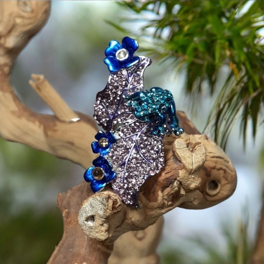 Crystal Frog On Leaf w/Enamel Flowers Silvertone Statement Ring